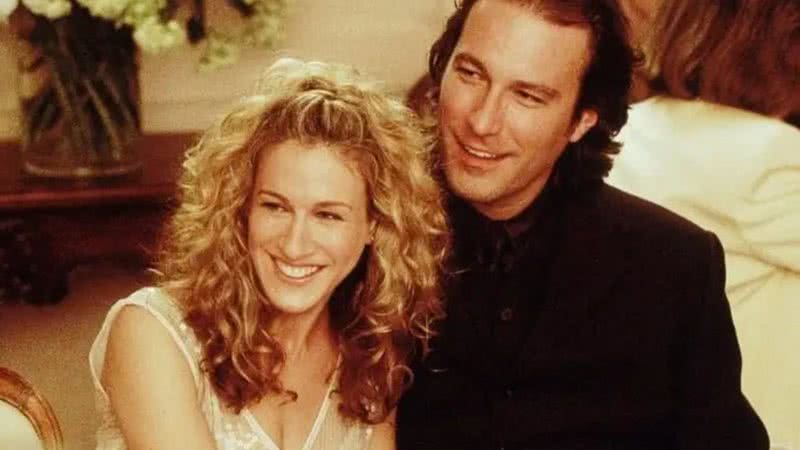 Carrie (Sarah Jessica Parker) e Aidan (John Corbett) em Sex and the City - Divulgação/HBO