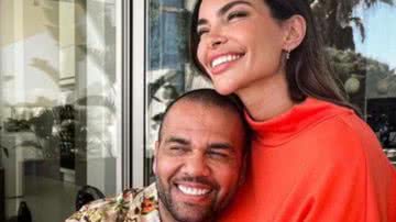 Esposa de Daniel Alves surge com o marido e polemiza com pedido: "Só não olhar" - Reprodução/Instagram