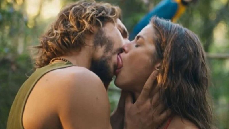 Nicolas Prattes e Agatha Moreira dão beijão em novela e web cutuca: "Coitada da Sabrina" - Reprodução/Globo