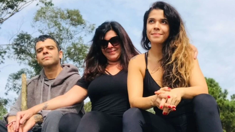 A atriz Maria Carol, irmã do ex-ator João Rebello, e a mãe da dupla ao centro - Reprodução/Instagram