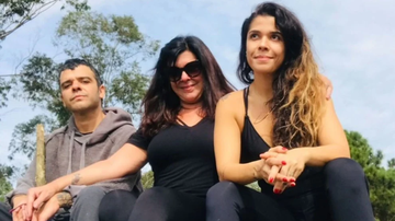 A atriz Maria Carol, irmã do ex-ator João Rebello, e a mãe da dupla ao centro - Reprodução/Instagram