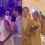 Bruna Marquezine leva João Guilherme para casamento, mas entra acompanhada de dois rapazes