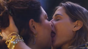 Beijão entre Deborah Secco e Fabiana Karla viraliza na web - Reprodução/ Globoplay