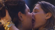 Beijão entre Deborah Secco e Fabiana Karla viraliza na web - Reprodução/ Globoplay