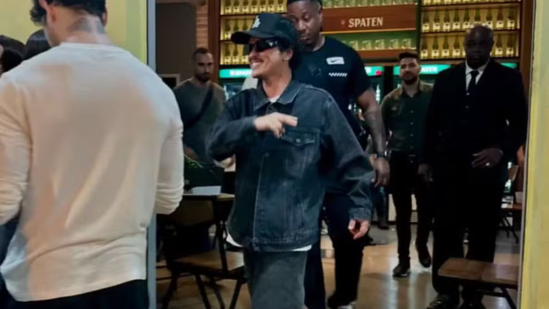 Quase brasileiro! Bruno Mars curte bar em BH e come feijão tropeiro e torresmo - Reprodução/ X