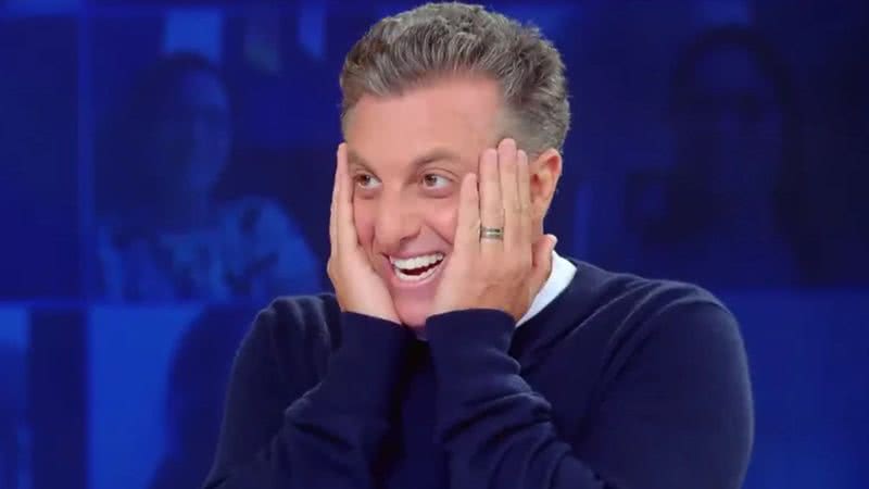 Luciano Huck interrompe gravação para atender ligação inesperada; entenda! - Reprodução/ TV Globo