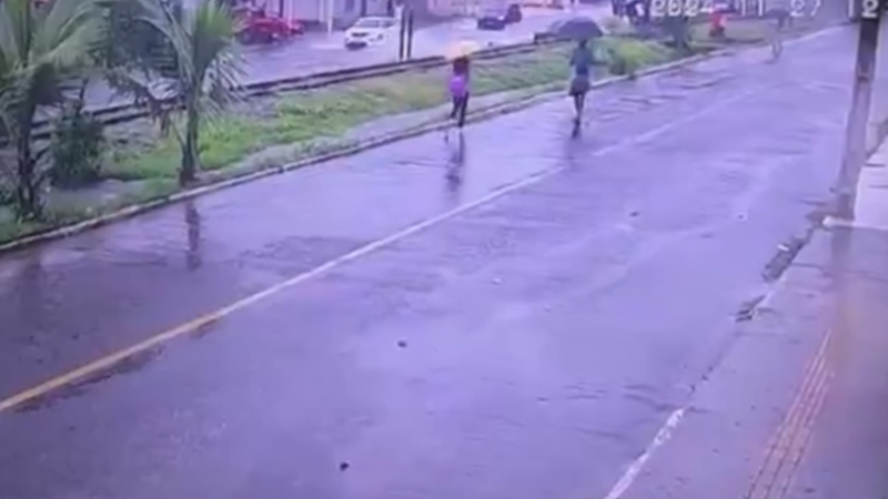 Tragédia! Corpo de menina de 12 anos que sumiu ao cair em bueiro durante chuva é encontrado - Reprodução/ Globo