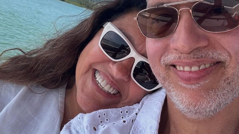 Apaixonada, Regina Casé comemora 25 anos de casada em nova lua de mel: ‘Uma surpresa’ - Reprodução/Instagram