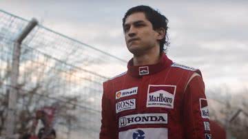 Gabriel Leone interpreta Ayrton Senna na minissérie - Divulgação/Netflix