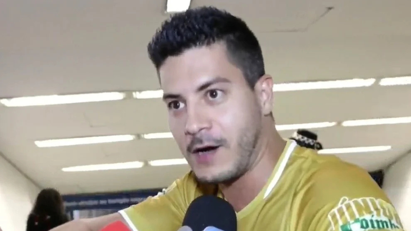 Arhur Aguiar se irrita com pergunta sobre traição: 'Ponto chato' ### Arthur Aguiar se Desentende com Repórter Durante Jogo das Estrelas    Arthur Aguiar protagonizou uma situação desconfortável durante o Jogo das Estrelas 2024, evento organizado por Zico n - Reprodução/ SBT