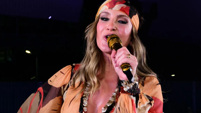 Claudia Leitte interrompe micareta e dá bronca: 'Não se brinca com arma'Claudia Leitte defendeu seus fãs durante um episódio que ocorreu no Bloco Largadinho, na primeira noite do Carnatal. A cantora parou o seu show e, de cima do trio, pediu para que paras - Webert Belicio / Agnews