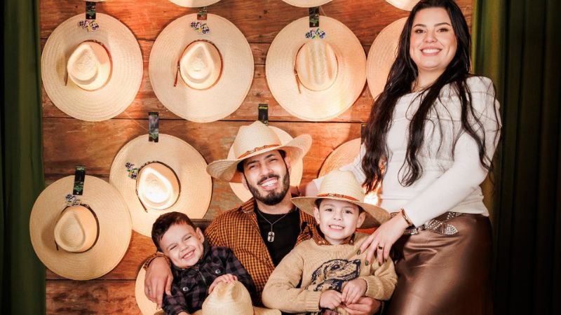 Pedro Paulo acompanhado da família em comemoração ao lançamento do single 'Presente de Natal' - Divulgação