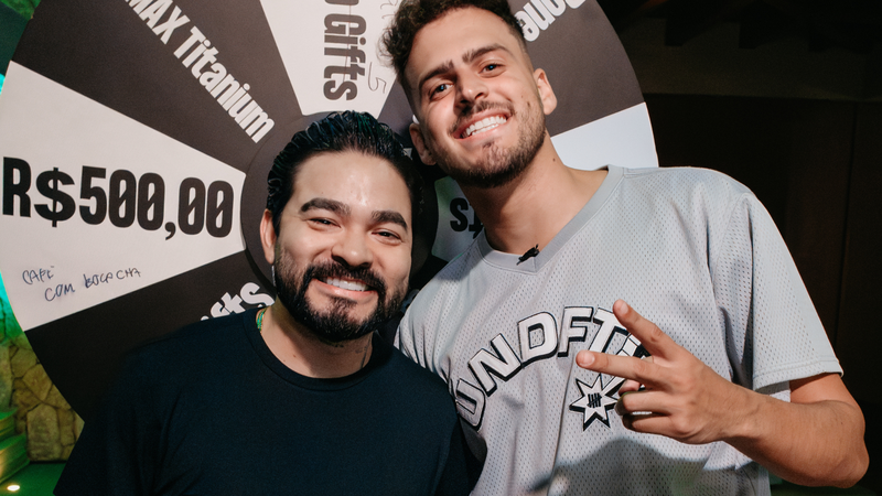 Jon Vlogs e Yudi Tamashiro, que faz parte de quadro na live do influenciador - Divulgação