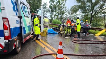 Assaltante morre durante roubo e é arremessado de carro por cúmplice - PMMG/Divulgação