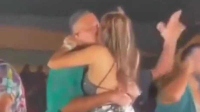 Gente? Influenciadora casada beija cantor em palco e marido pede divórcio - Reprodução/X