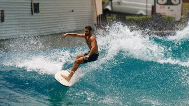 Nicolas Prattes impressiona com habilidades no surf e Sabrina tieta: ‘gostoso’ - Reprodução/Instagram