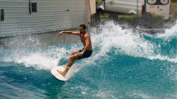 Nicolas Prattes impressiona com habilidades no surf e Sabrina tieta: ‘gostoso’ - Reprodução/Instagram