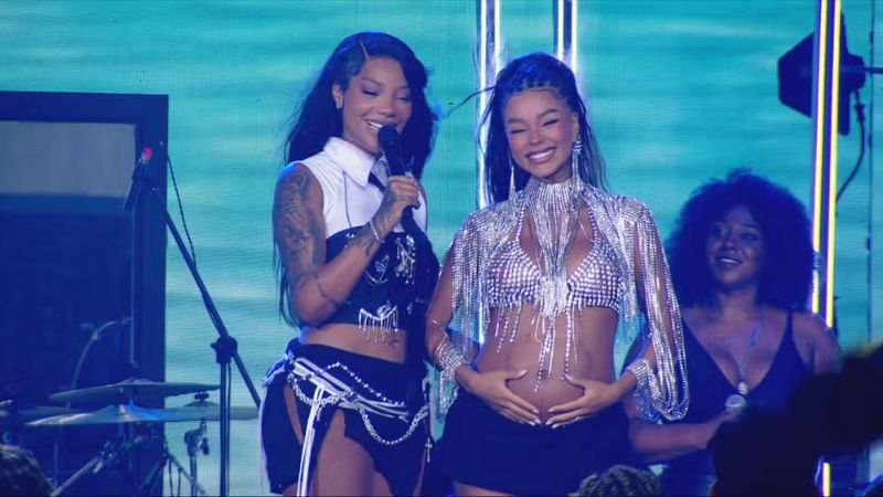 Ludmilla revela o nome da primeira filha durante show realizado no BBB 25; sua esposa, Brunna Gonçalves, está grávida - Reprodução/Globo