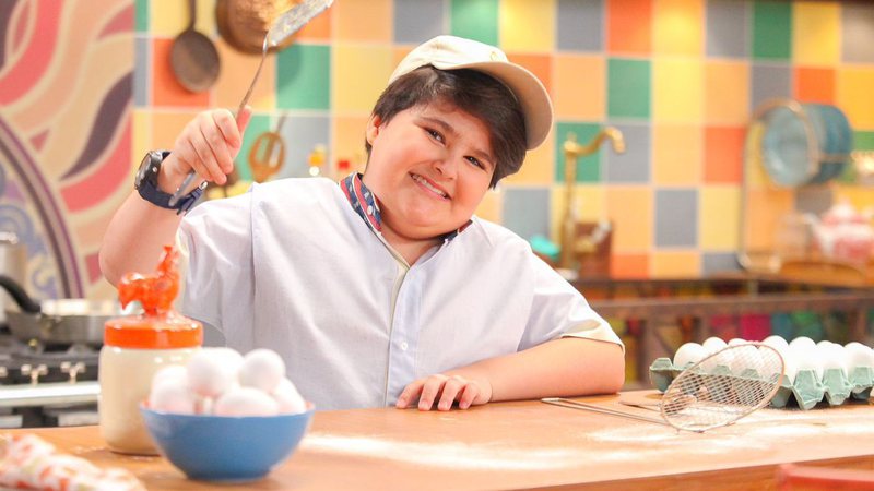 Theo caracterizado como Rui em cena de A Caverna Encantada - Divulgação