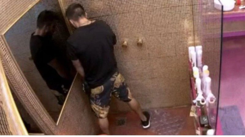 BBB21: Arthur revolta os telespectadores ao urinar dentro do box em que eles tomam banho: "Nojo" - Reprodução/TV Globo