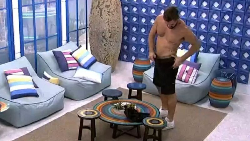 BBB21: Arthur começa a tirar a roupa ao vivo e assusta Tiago Leifert que corta transmissão: "Achei que ia pular nu" - Reprodução/TV Globo