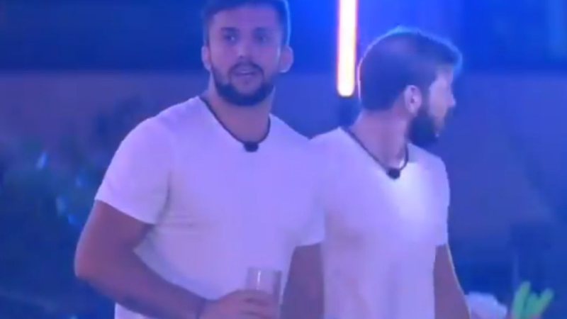 BBB21: Caio e Arthur se empolgam cantando sertanejo e produção corta o barato - Reprodução/TV Globo