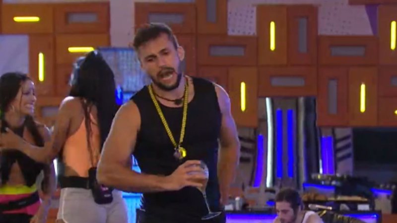 Arthur se revolta com a produção durante sua festa e solta palavrões: "Vai tomar no c* todo mundo" - Reprodução/TV Globo