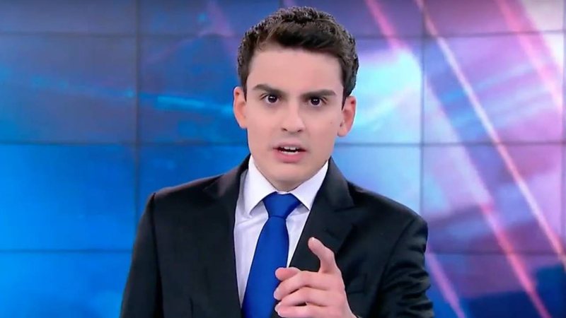 Dudu Camargo chega atrasado, é impedido de apresentar o 'Primeiro Impacto' e pode levar punição séria - Reprodução/SBT