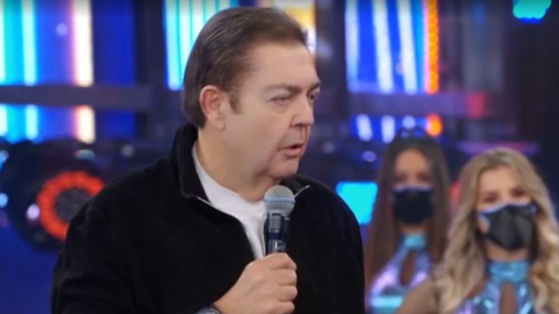 Tá podendo! Faustão comanda o Domingão com relógio suíço avaliado em R$ 6 milhões em seu pulso - Reprodução/TV Globo