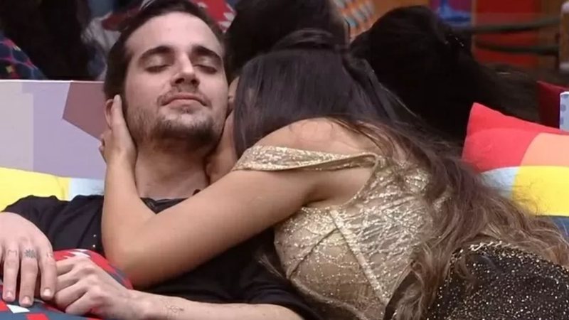 BBB21: Fiuk e Juliette flertam no sofá e brother solta lado garanhão: "Você não provou minha boca ainda" - Reprodução/TV Globo