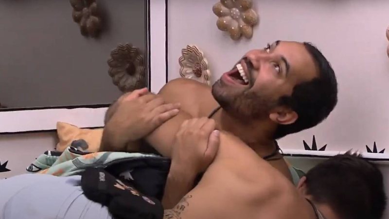 BBB21: Gilberto faz proposta picante a Arthur e deixa brother animado: "A gente faz escondidinho" - Reprodução/TV Globo