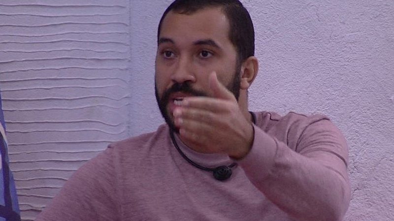 Gilberto se irritou ao encontrar copos largados na lavanderia do BBB21 - Reprodução/TV Globo