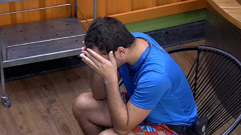 BBB21: Gilberto se desespera e chora muito por medo de ser eliminado: "Todo mundo sabe que vou sair" - Reprodução/TV Globo