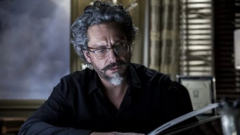 O comendador ficará se perguntando o motivo de sua paixão do passado nunca tê-lo procurado; confira! - Reprodução/Estevam Avellar/Rede Globo/Divulgação