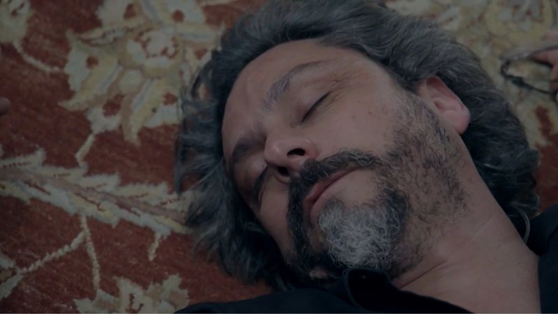 O comendador será encontrado pela filha caído no corredor de sua mansão; confira! - Reprodução/TV Globo