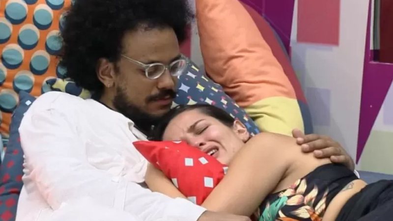 Imagem BBB21: Perplexa, Juliette se desespera e chora ao ouvir ameaças da boca de brother: "Não sei se é real"