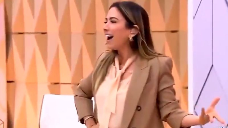 Diretor do programa de Patrícia Abravanel ergue placa de advertência ao vivo: "Tá mandando eu calar a boca?" - Reprodução/SBT