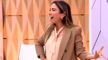 Diretor do programa de Patrícia Abravanel ergue placa de advertência ao vivo: "Tá mandando eu calar a boca?" - Reprodução/SBT