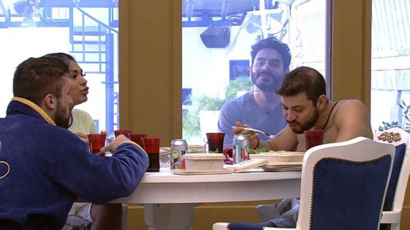 BBB21: Sem convite para almoço especial, Rodolffo arregala os olhos do lado de fora - Reprodução/TV Globo