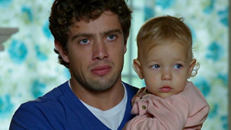 O rapaz terá um minuto de desatenção e ficará desesperado ao ver a filha passando mal; confira! - Reprodução/TV Globo