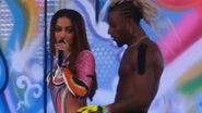 Anitta leva "pimbada violenta" no palco e quase cai de boca no chão - Reprodução/Twitter