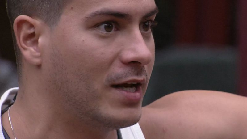 Arthur Aguiar alfinetou seus colegas de confinamento ao ser novamente emparedado no BBB22 - Reprodução/TV Globo