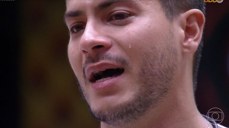 Arthur Aguiar caiu no choro ao rever cenas que havia gravado antes de entrar no BBB22 - Reprodução/TV Globo