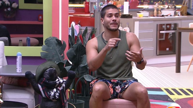 Arthur Aguiar explicou como se sentiu com a fantasia de coelho para retornar ao BBB22 - Reprodução/TV Globo