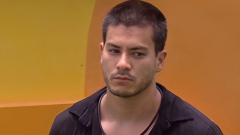 BBB22: Arthur Aguiar toma bronca por fazer propaganda para Maíra Cardi: "Bizarro" - Reprodução/TV Globo