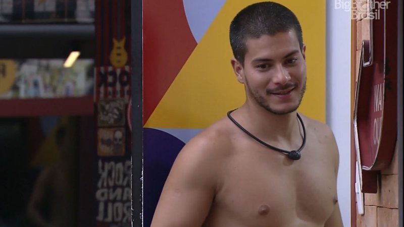 Arthur Aguiar explicou a Gustavo que assistiu toda a confusão do brother com Natália pelo quarto do líder no BBB22 - Reprodução/TV Globo