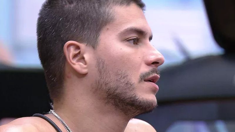 Arthur Aguiar se faz de bobo e esconde poderes - Reprodução/TV Globo