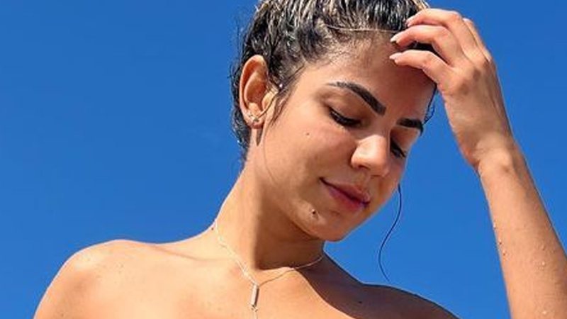 Ex-BBB Hariany Almeida desamarra alça do biquíni e causa na praia - Reprodução/Instagram