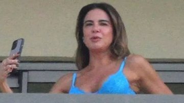 A apresentadora Luciana Gimenez é flagrada de biquíni em sacada de hotel pegando bronze; confira as imagens - Reprodução/AgNews