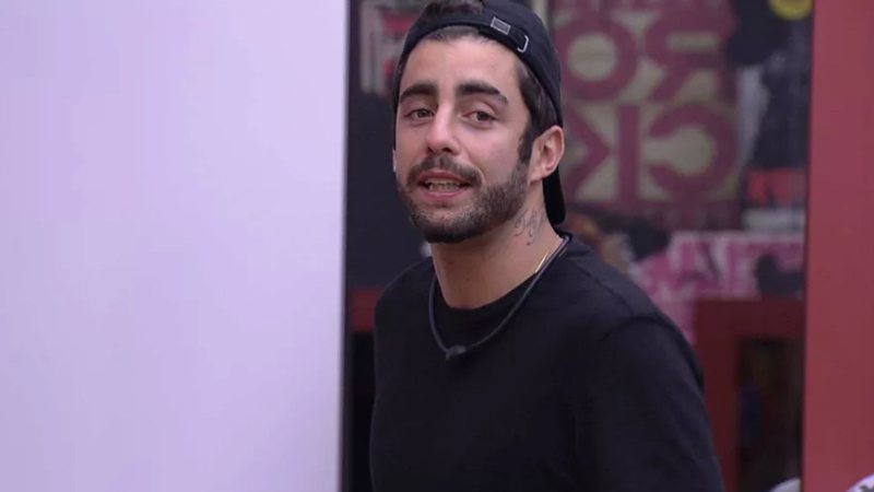 Pedro Scooby indagou o motivo pelo qual Linn da Quebrada estava com uma camiseta sua no BBB22 - Reprodução/TV Globo